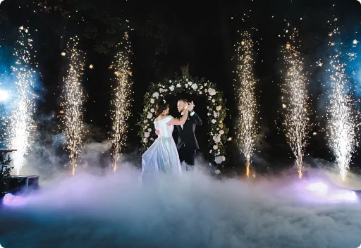 тяжелый дым и холодные фонтаны на свадьбе